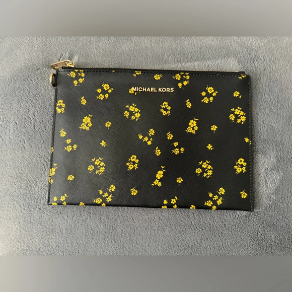 MICHAEL Michael Kors Handbags - Michael Kors Jet Set Travel Wristlets (Large One)